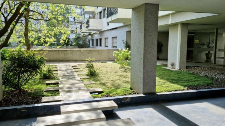PARIS 16 ème, STUDIO Rez-de-jardin dans immeuble de standing.