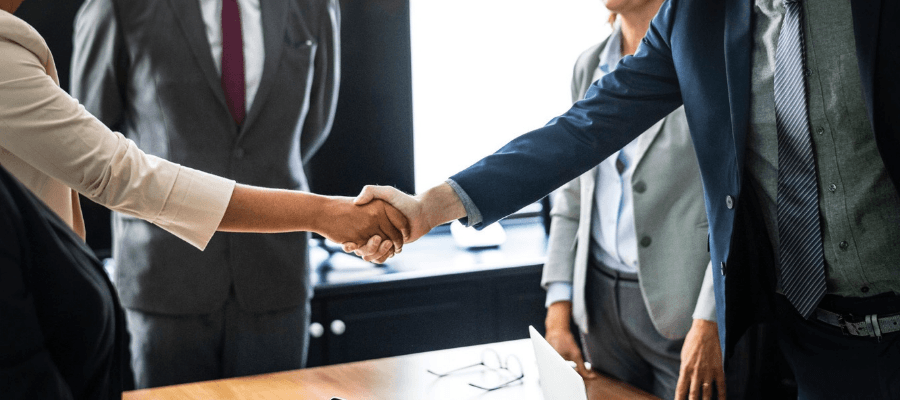 Trois arrêts de la Cour de Cassation en date du 24 janvier 2024 sont venus confirmer en présence d’un engagement collectif « réputé acquis », l’un des bénéficiaires de la transmission doit obligatoirement exercer dans la société une fonction de direction éligible. Cette condition nécessaire à l’exonération partielle n’empêche pas le donateur de continuer d’exercer une fonction de direction dans la société. 

Dans les colonnes de Gestion de fortune du mois de mai, François Bonte, Notaire Associé, et Clément COLOMBEL, Notaire stagiaire, MICHELEZ NOTAIRES, apportent un éclairage pratique sur ces nouvelles clarifications jurisprudentielles.