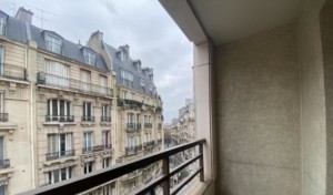 PARIS 18ème - Appartement 3 pièces avec balcon, parking privatif, et cave