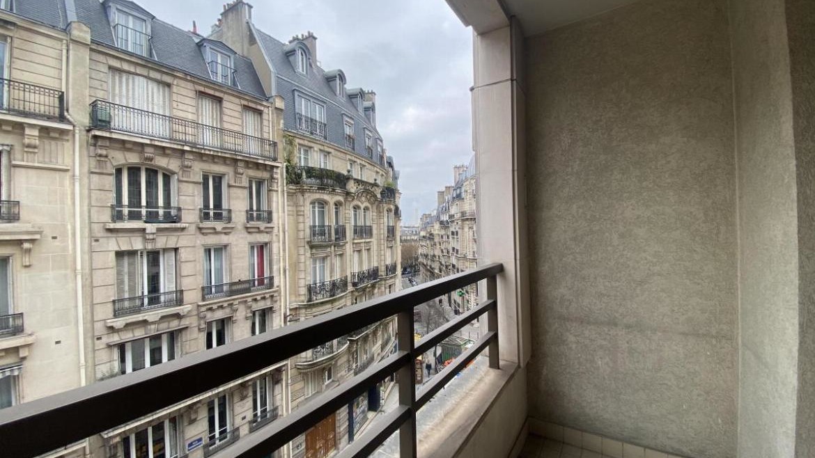 PARIS 18ème – Appartement 3 pièces avec balcon, parking privatif, et cave