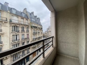 PARIS 18ème - Appartement 3 pièces avec balcon, parking privatif, et cave