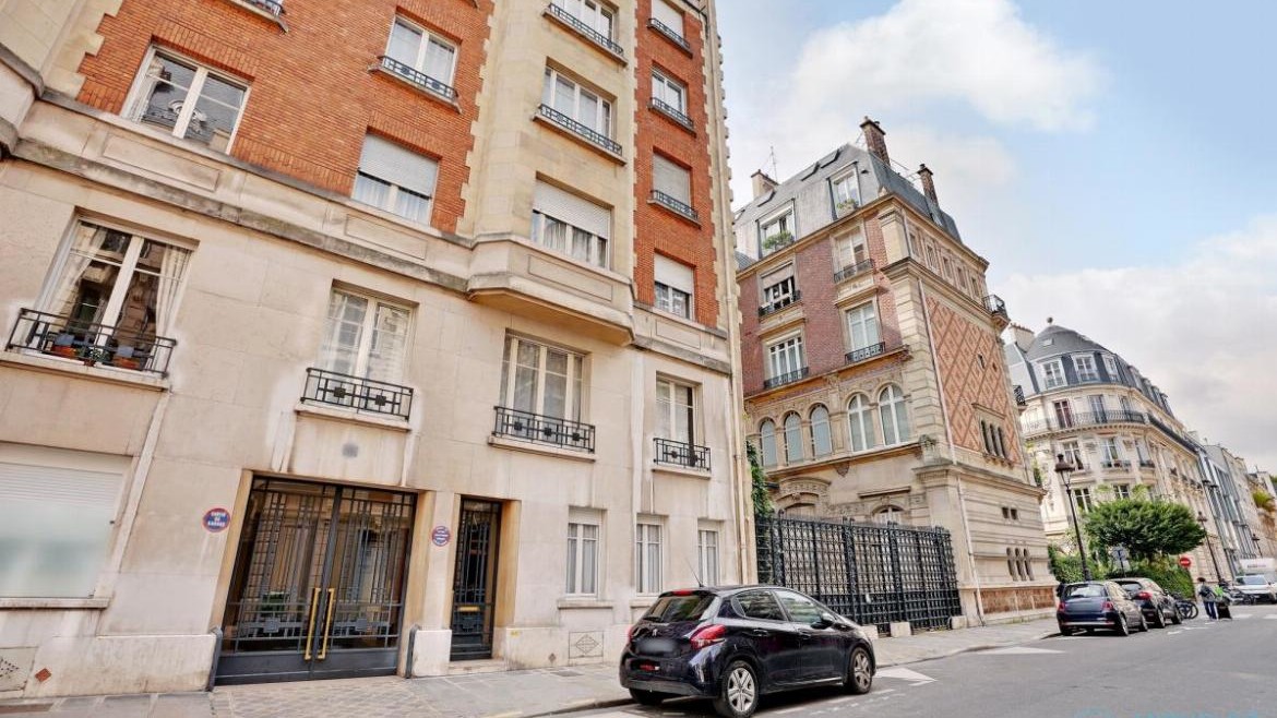 rue MURILLO 75008 Duplex traversant 110 m²  Quartier calme