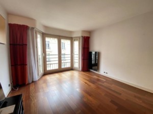 PARIS 18ème - Appartement 3 pièces avec balcon et cave - Parking en supplément