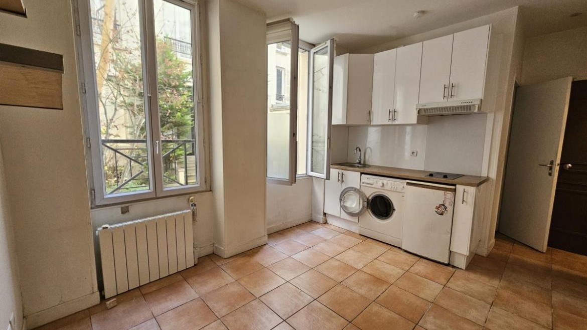 PROCHE BATIGNOLLES – Studio lumineux sur cour