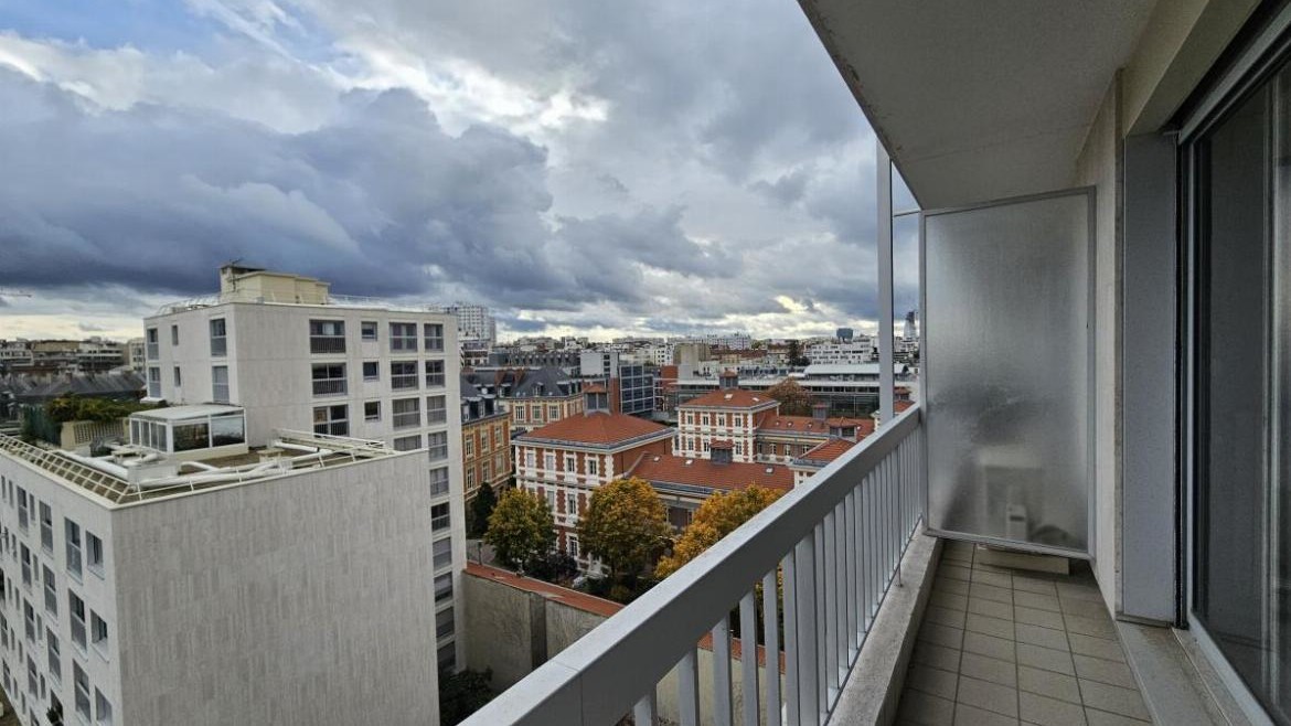 Pasteur / Montparnasse – Paris 15ᵉ – Studio de 26.53 m² au 9ᵉ étage avec balcon et cave