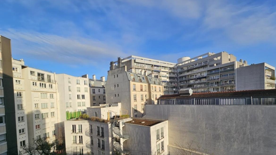 COLONEL FABIEN – Studio en étage élevé avec ascenseur, cave, parking possible