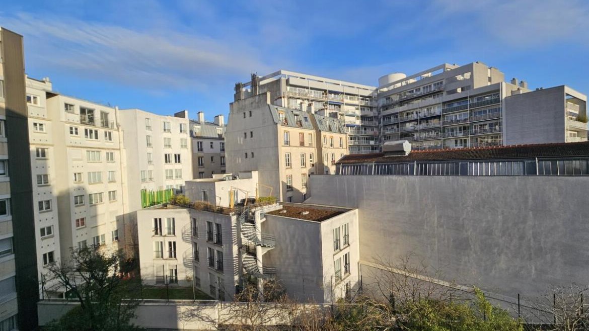 COLONEL FABIEN / CANAL ST MARTIN – Studio en étage élevé avec ascenseur, cave, parking possible