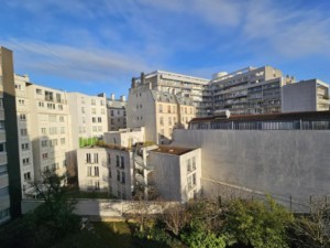 COLONEL FABIEN / CANAL ST MARTIN - Studio en étage élevé avec ascenseur, cave, parking possible