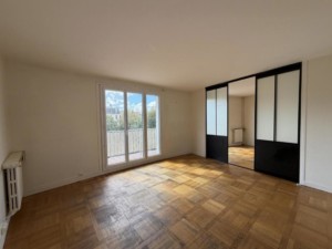 METRO SAINT MANDE - T4 avec balcon, vue sur le Bois de Vincennes, ascenseur, cave et gardien