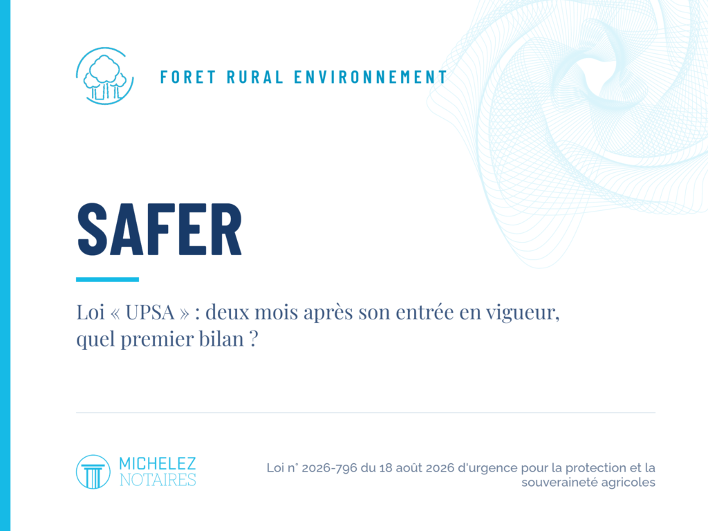 Depuis le 19 août 2026, la SAFER dispose de prérogatives renforcées. Notifications scindées entre les biens préemptables et ceux non préemptables, droit de visite suspensif de délai, primauté du preneur en place désormais conditionnée : les modalités de son action ont ainsi profondément évolué.
Les baux emphytéotiques sur les terres agricoles sont entrés par ailleurs dans son champ de contrôle. Leur conclusion comme leur cession doivent être désormais notifiées à la SAFER, à peine de nullité. Celle-ci peut s'y opposer sous conditions.
La pratique a déjà apporté quelques réponses, notamment sur le sort des notifications adressées avant l'entrée en vigueur du texte. D'autres restent attendues : notion à définir ou préciser, décret d'application définissant le modus operandi pour les baux emphytéotiques, formulaires de notification à faire évoluer ou créer.
Notre équipe spécialisée sur les questions relatives à vos actifs forestiers et ruraux revient sur ces nouveautés et sur les points de vigilance à intégrer dès le lancement de vos projets.